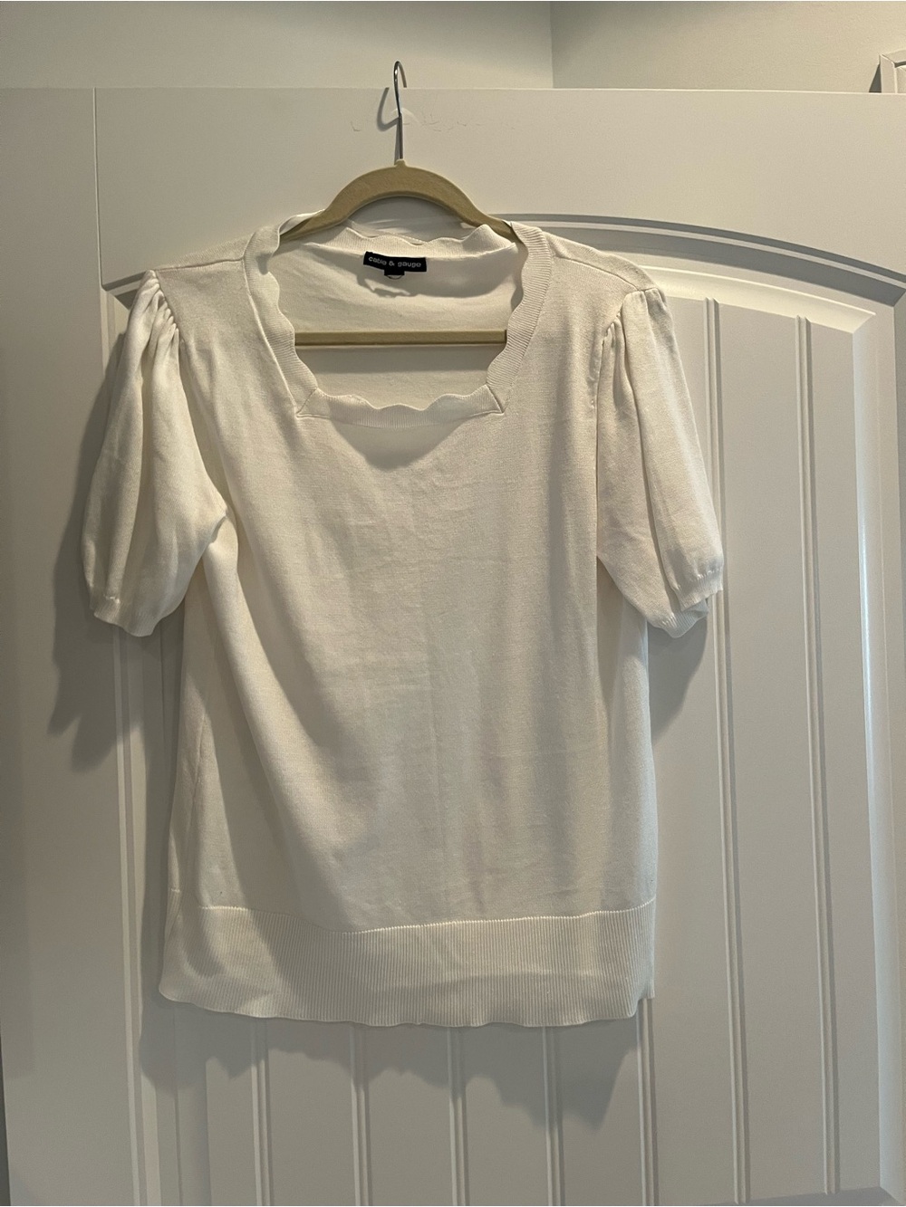 Cable & Gauge White Scallop Neck Puff Sleeve Knit Top